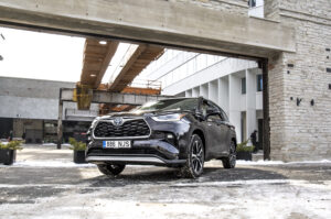 Toyota HIGHLANDER 7-seat SUV 2.5 Hybrid Dynamic Force Арендный автомобиль