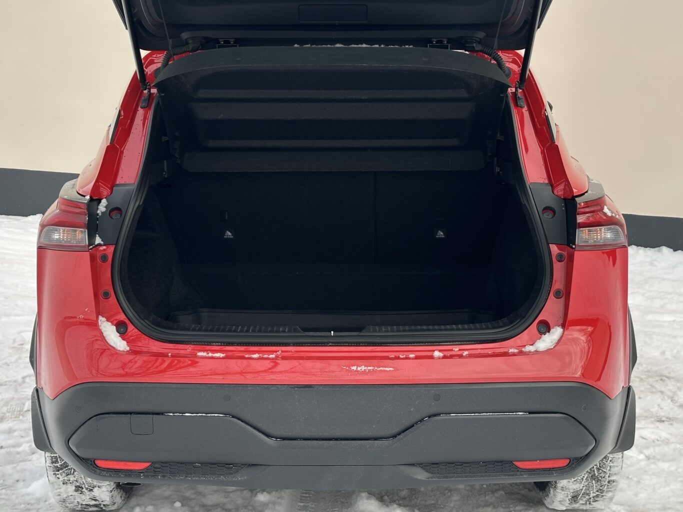 Nissan QASHQAI nomas automašīna