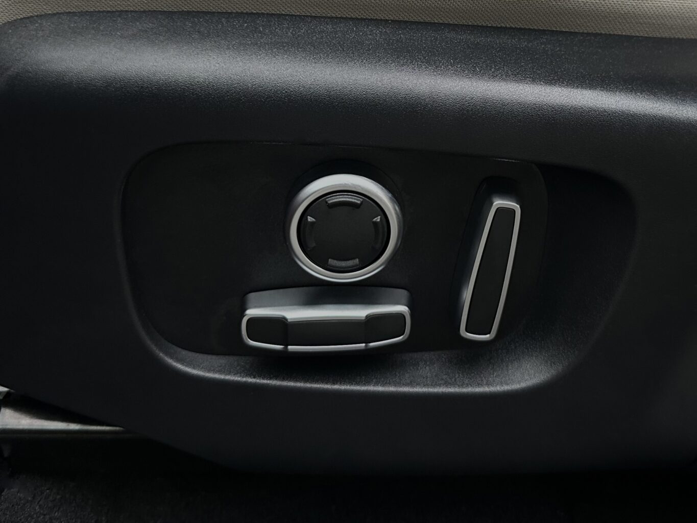 Land Rover Discovery nomas automašīna