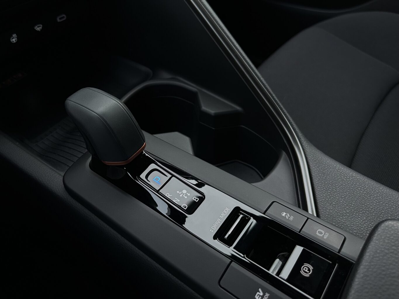 Toyota C-HR nomas automašīna