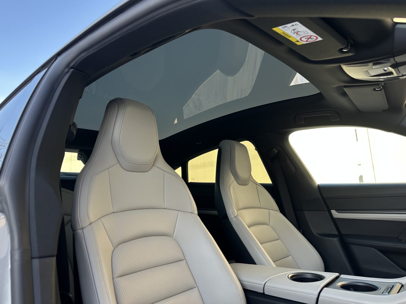 Porsche Taycan  Арендный автомобиль