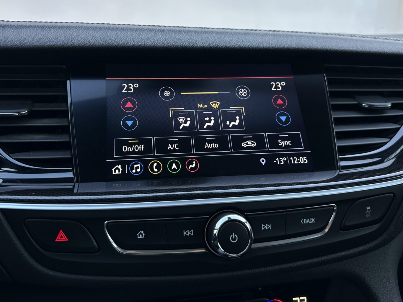 Opel INSIGNIA nomas automašīna