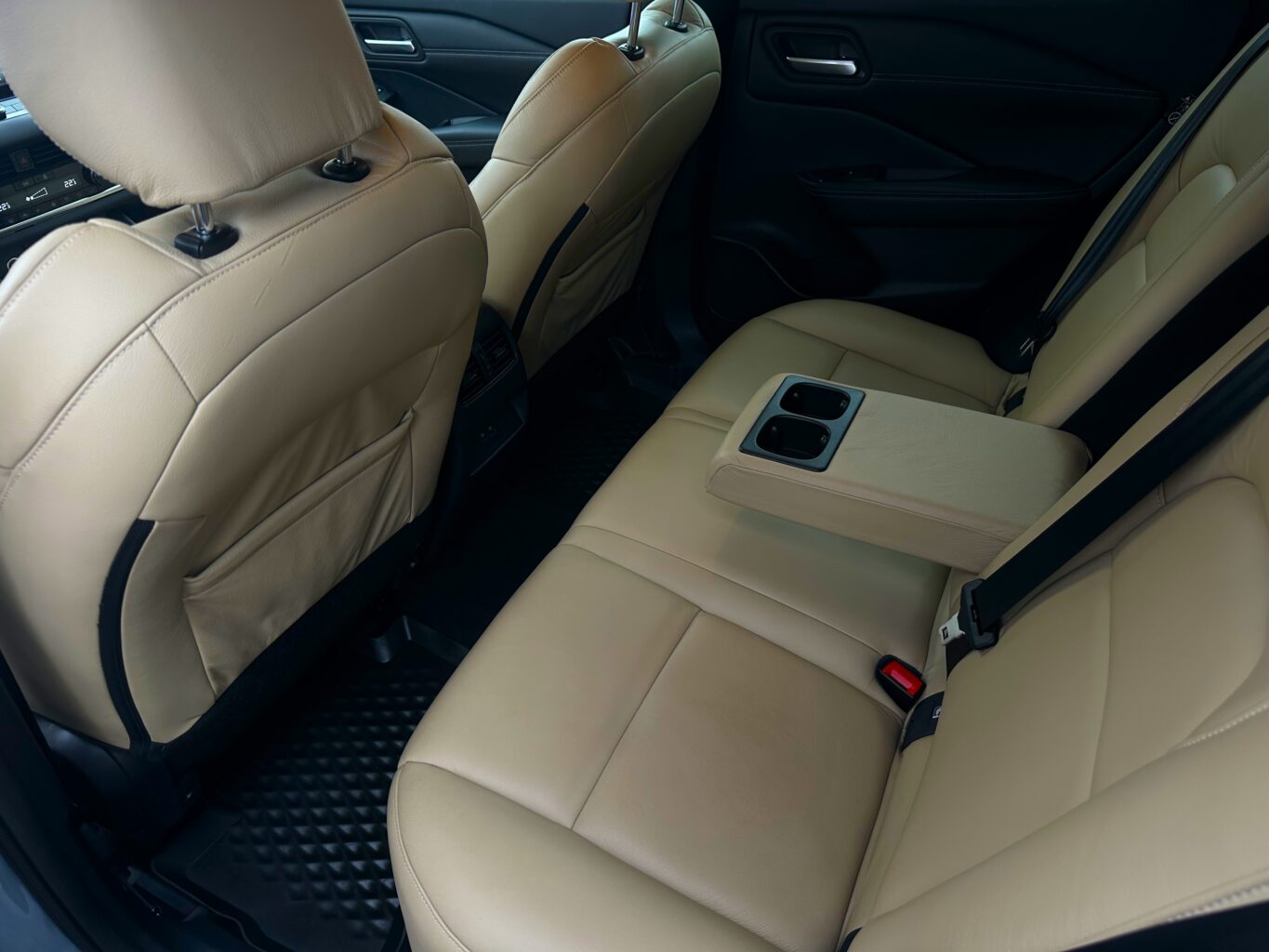 Nissan QASHQAI nomas automašīna