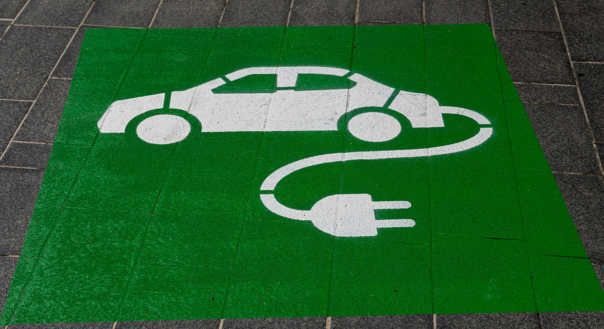 Elektroauto ietaupa degvielas patēriņu līdz pat četrām reizēm.